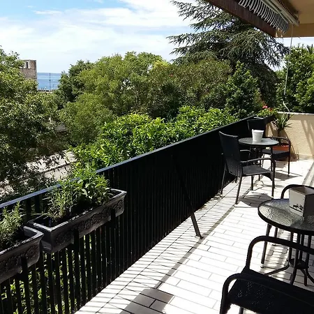 Apartment Macho Split