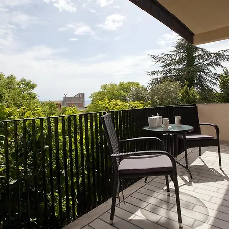 Macho Apartment *
